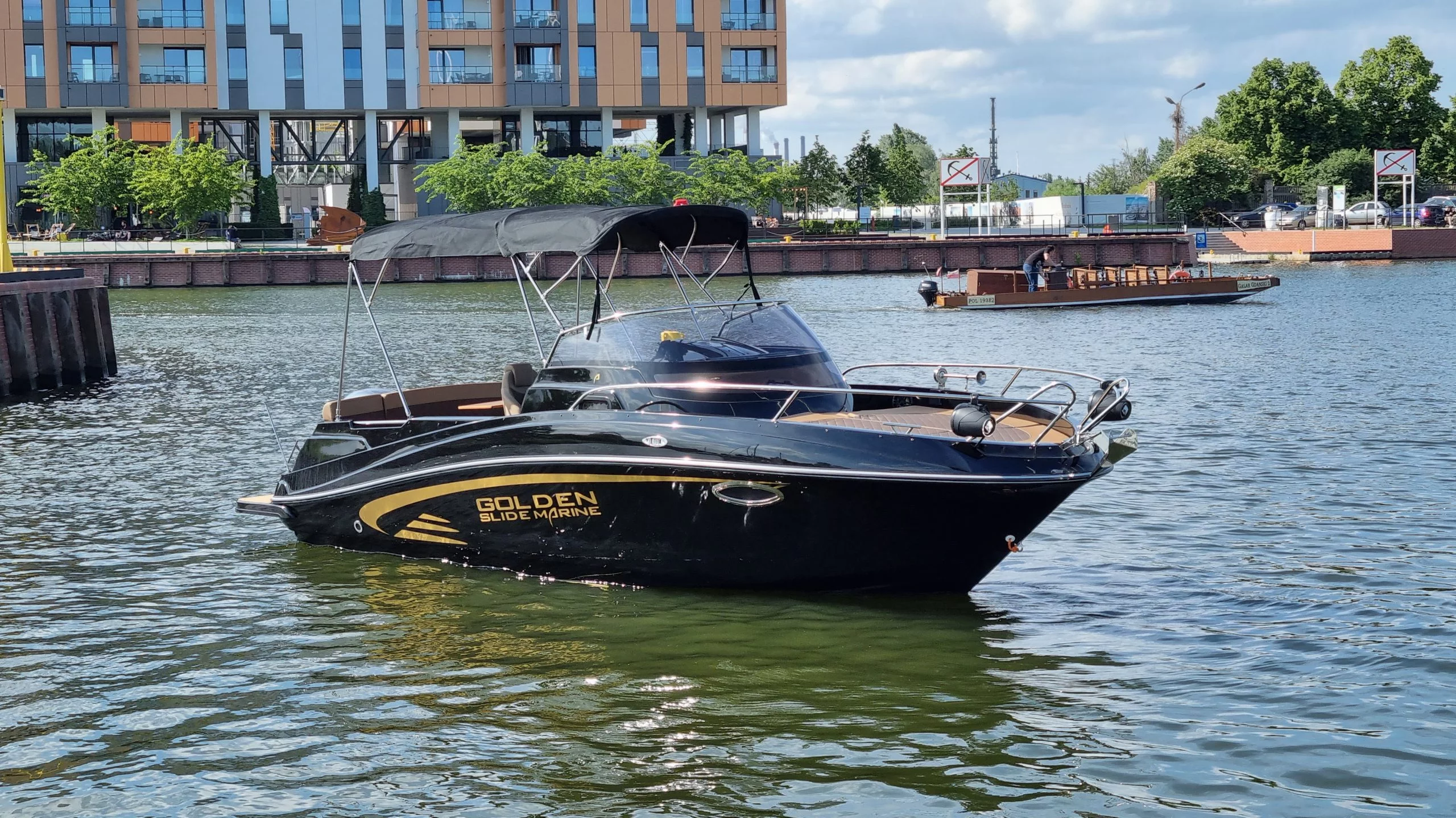 Hybrid 626 - Luksusowa łódź elektryczna